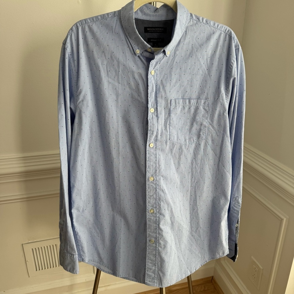 Banana Republic Men's Light Blue Button-Down Shirt with Navy Blue Dots Size L